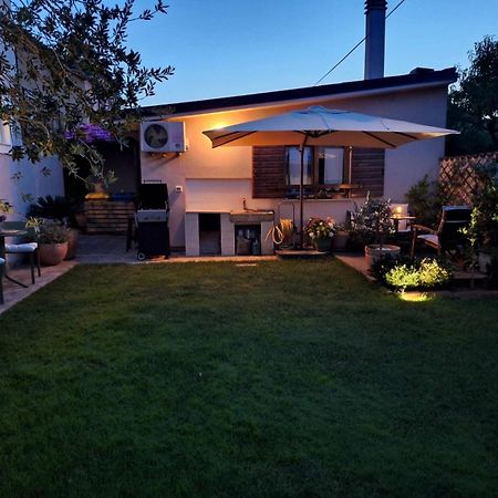 Studio Apartman Lilly With Private Parking In The Yard Of The House Pula Exteriör bild