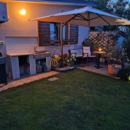 Studio Apartman Lilly With Private Parking In The Yard Of The House Pula Exteriör bild