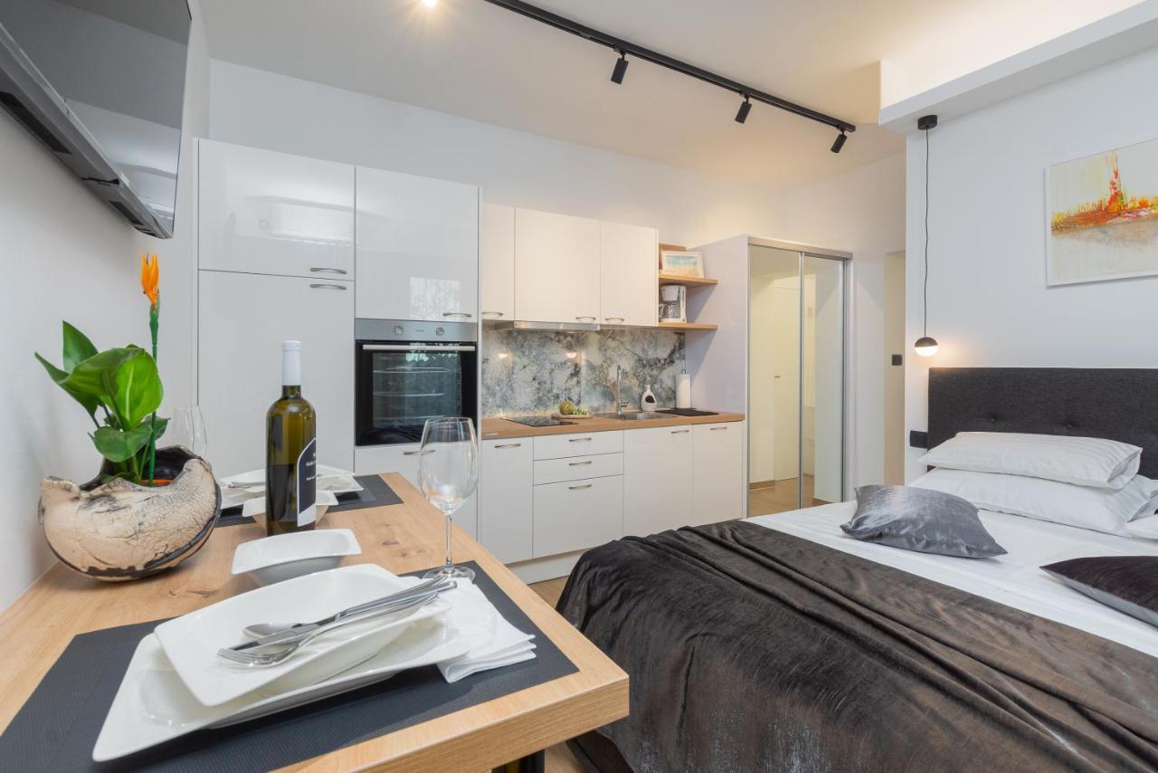 Studio Apartman Lilly With Private Parking In The Yard Of The House Pula Exteriör bild