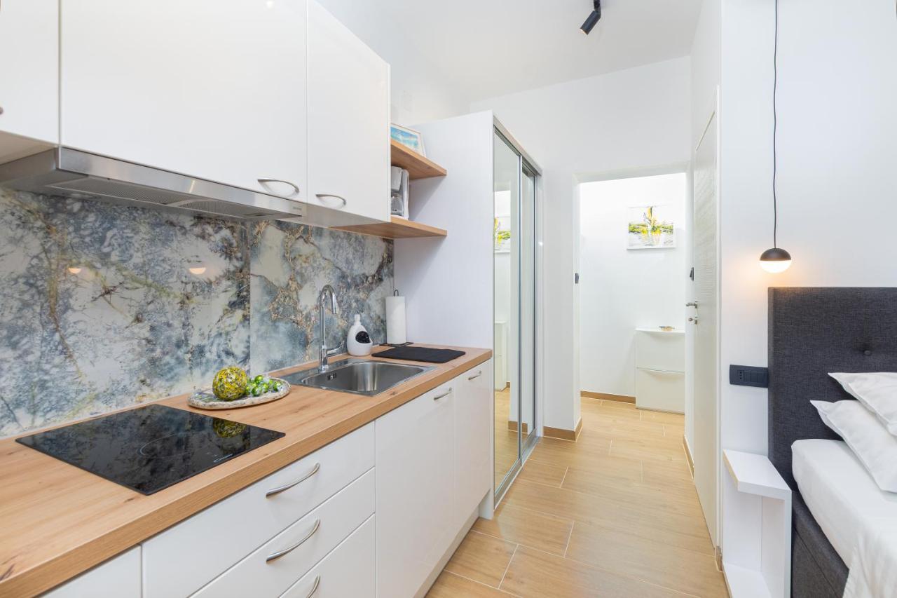 Studio Apartman Lilly With Private Parking In The Yard Of The House Pula Exteriör bild