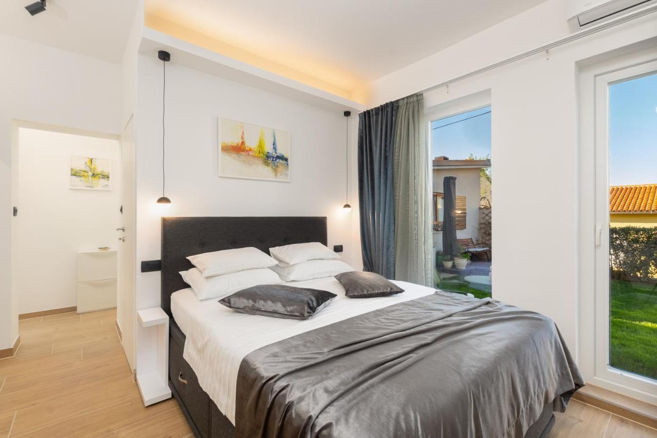 Studio Apartman Lilly With Private Parking In The Yard Of The House Pula Exteriör bild