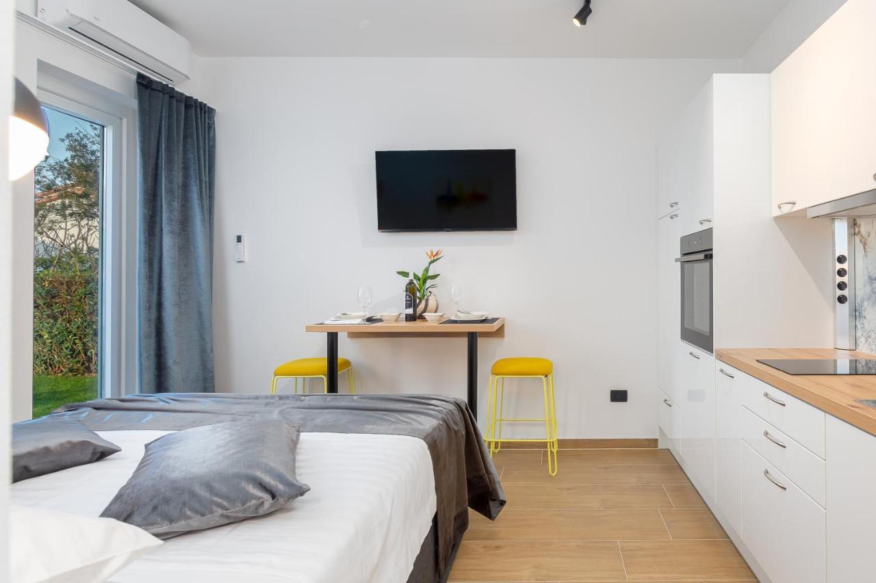 Studio Apartman Lilly With Private Parking In The Yard Of The House Pula Exteriör bild