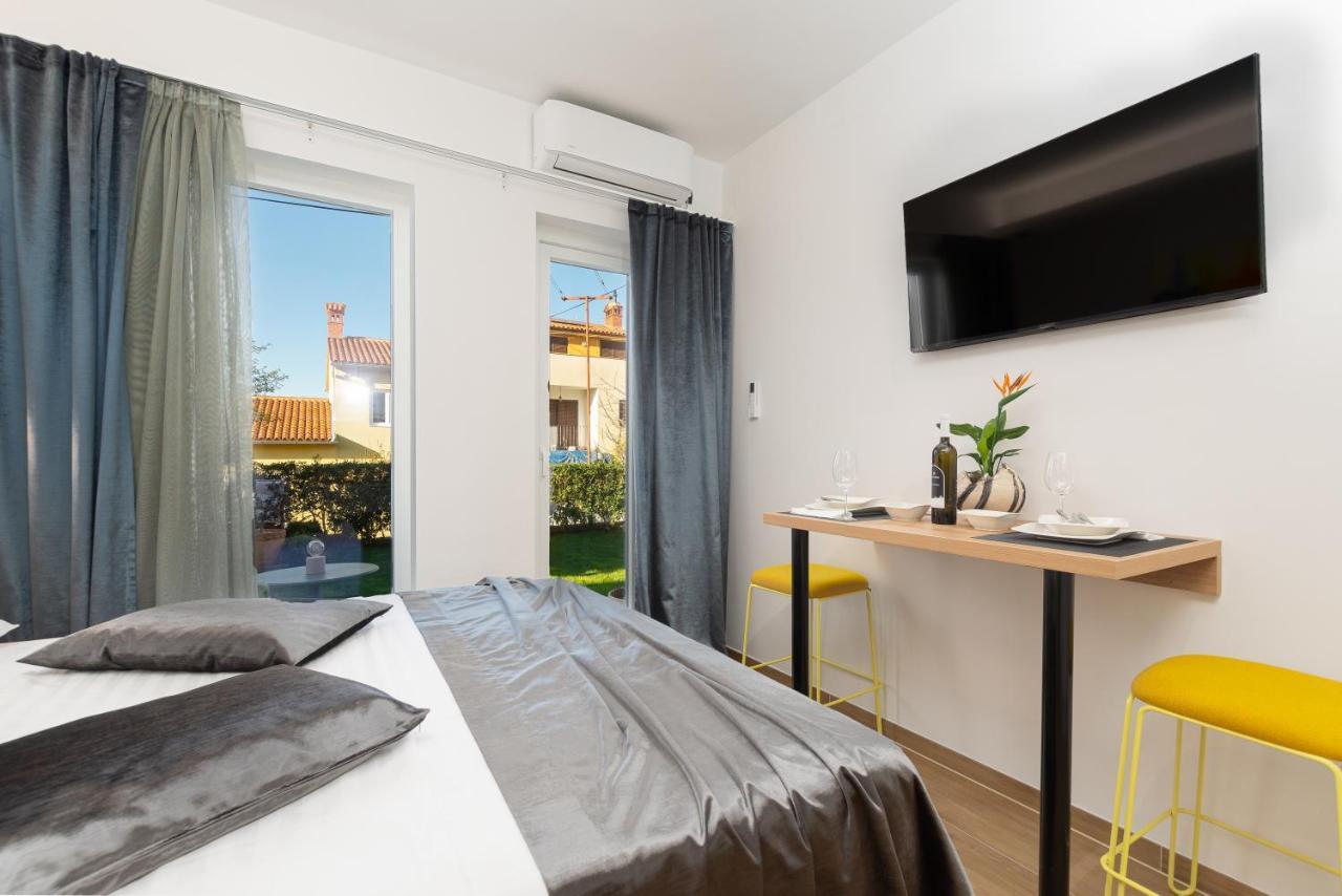 Studio Apartman Lilly With Private Parking In The Yard Of The House Pula Exteriör bild