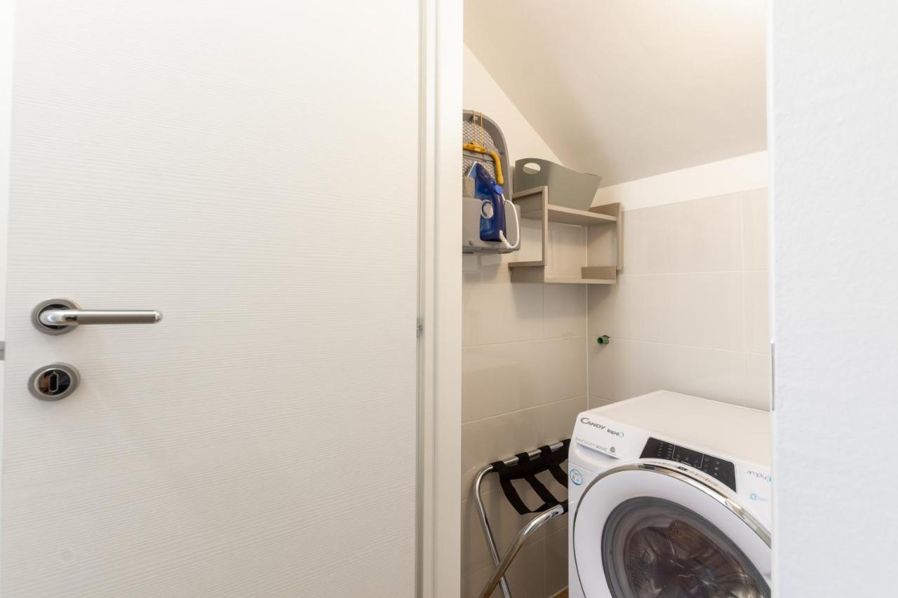Studio Apartman Lilly With Private Parking In The Yard Of The House Pula Exteriör bild