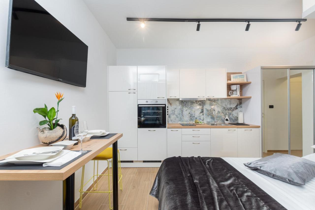Studio Apartman Lilly With Private Parking In The Yard Of The House Pula Exteriör bild