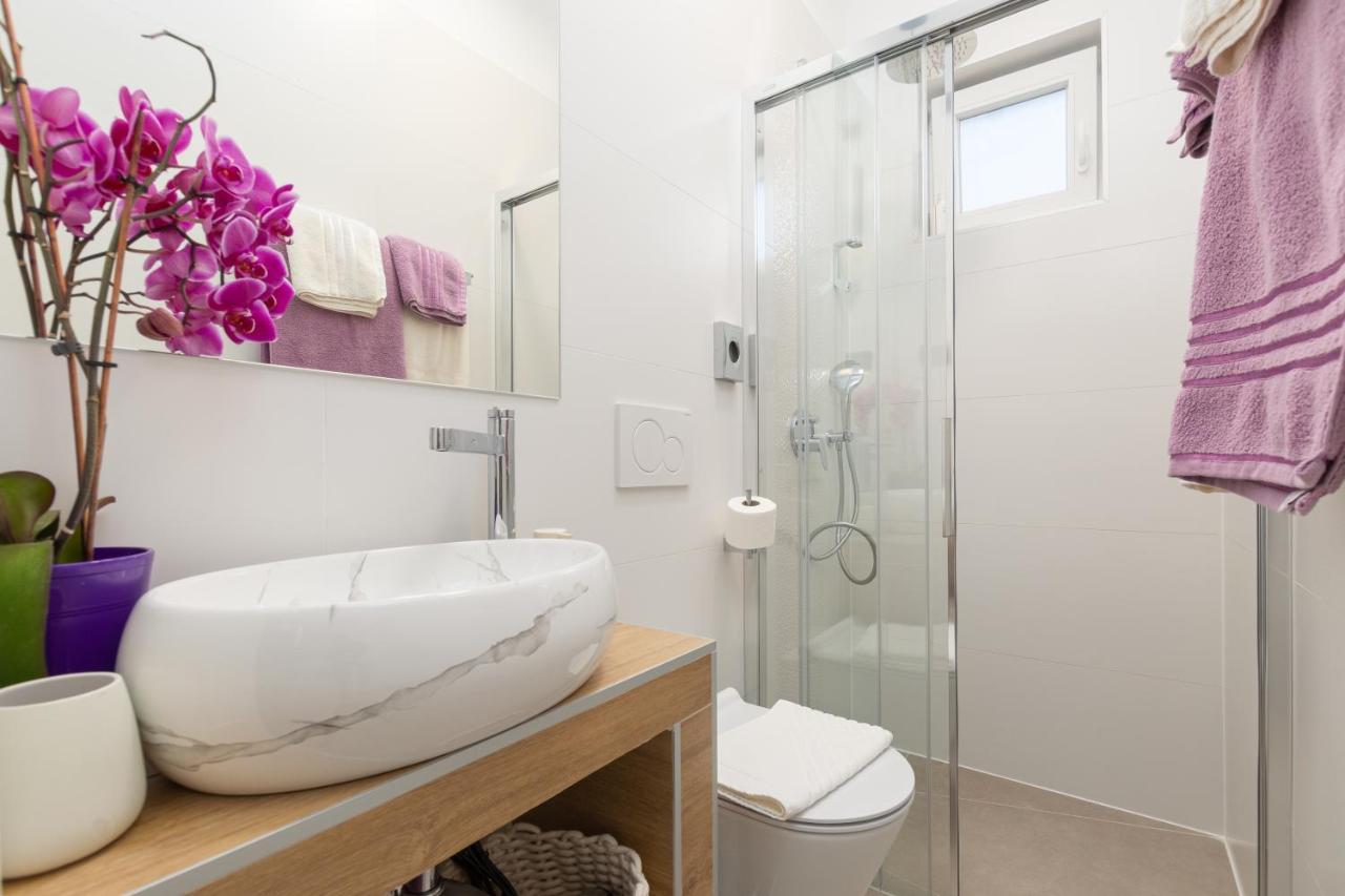 Studio Apartman Lilly With Private Parking In The Yard Of The House Pula Exteriör bild