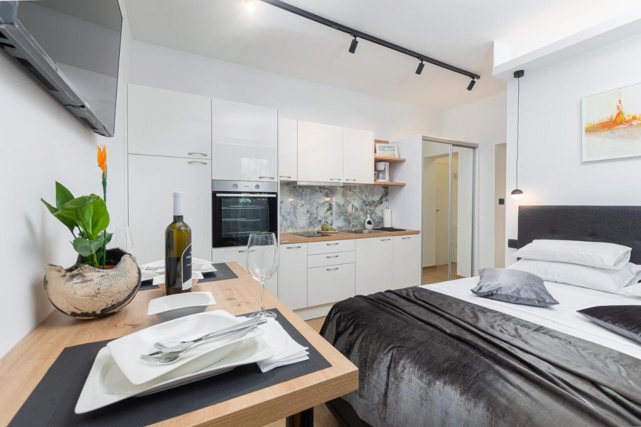 Studio Apartman Lilly With Private Parking In The Yard Of The House Pula Exteriör bild