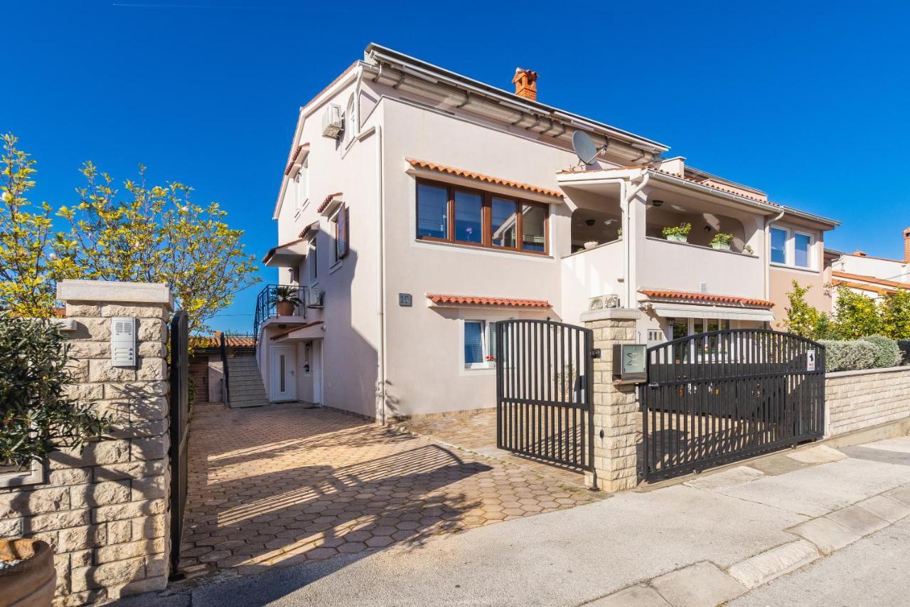 Studio Apartman Lilly With Private Parking In The Yard Of The House Pula Exteriör bild