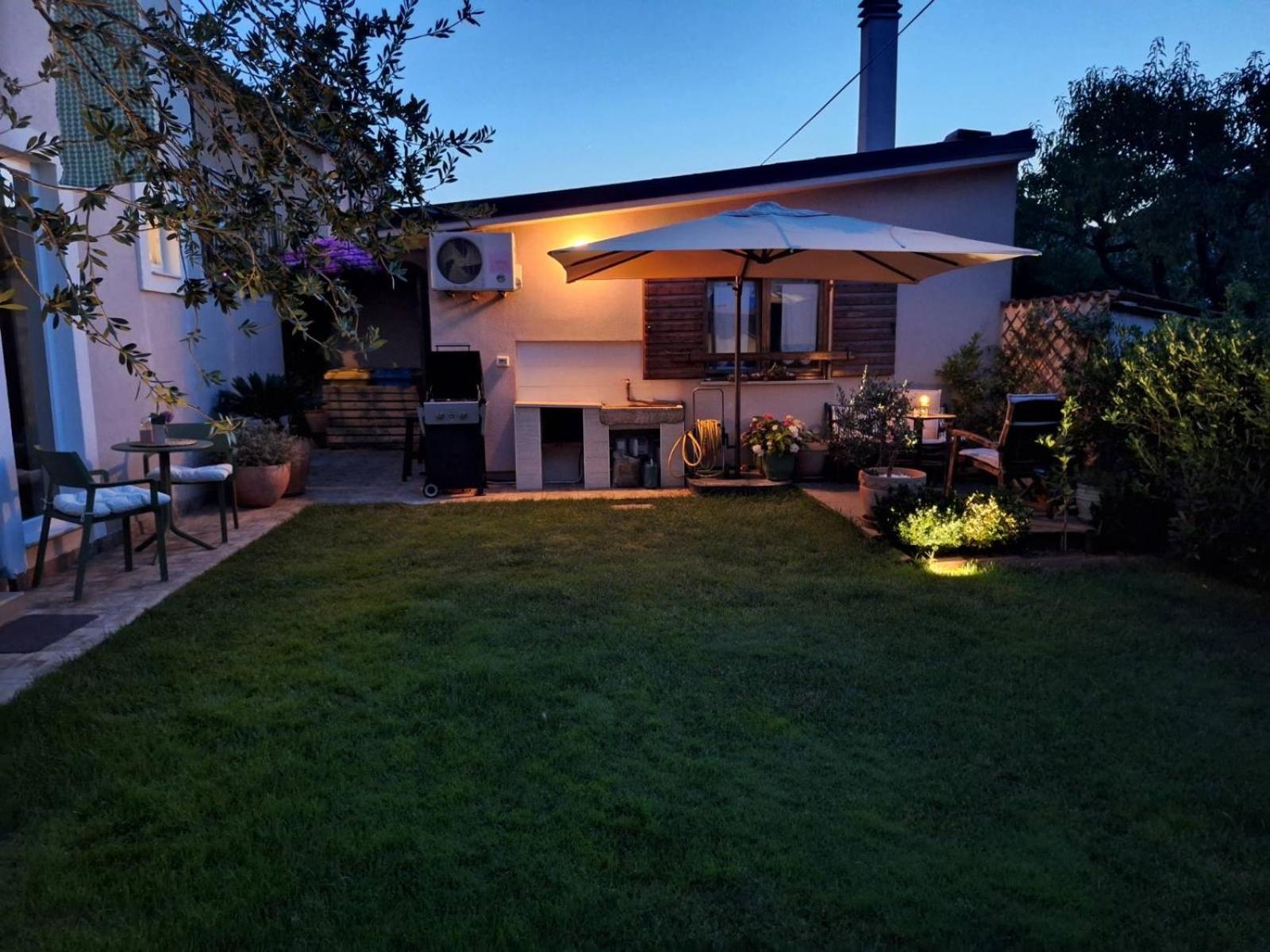 Studio Apartman Lilly With Private Parking In The Yard Of The House Pula Exteriör bild