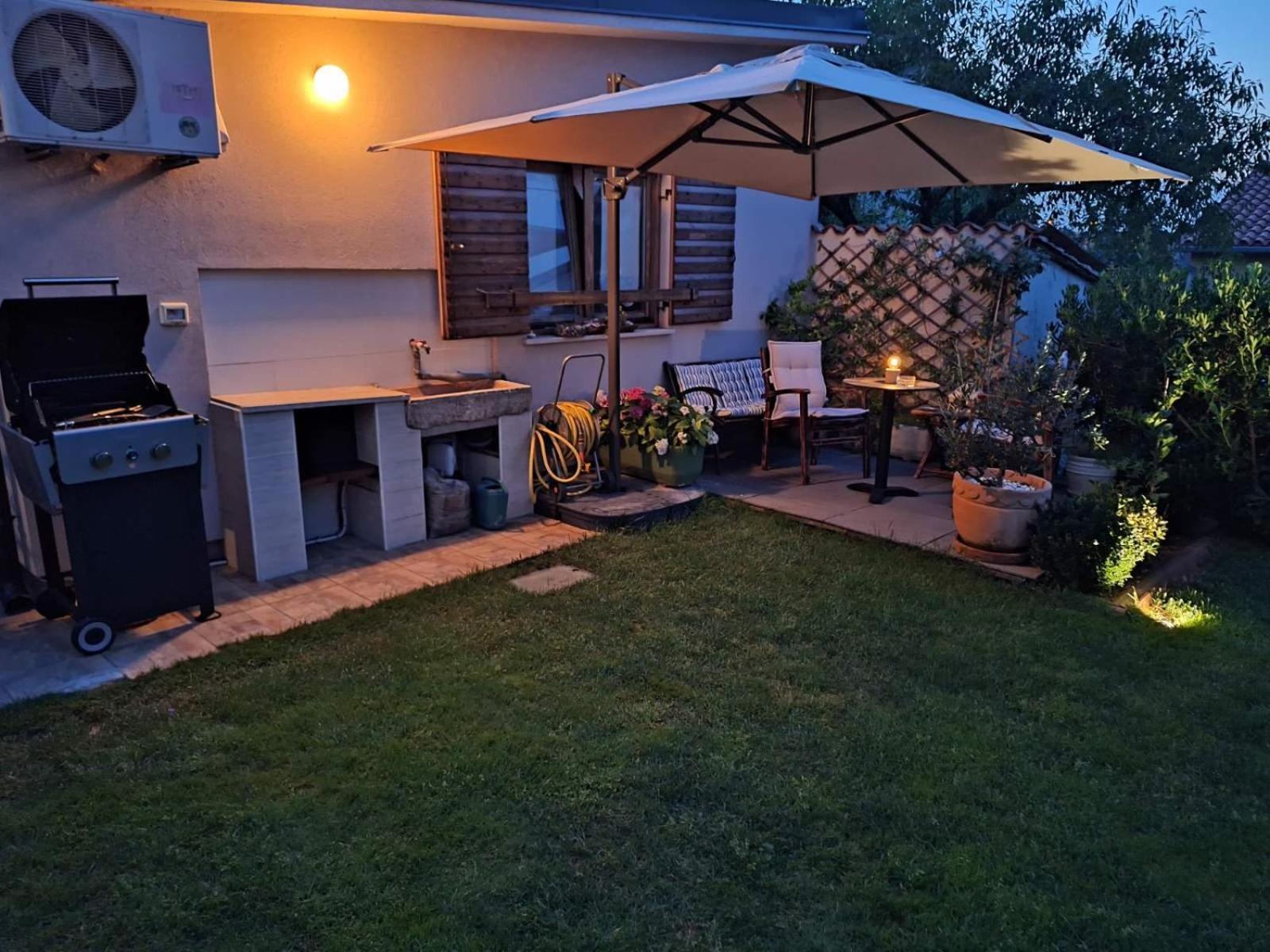 Studio Apartman Lilly With Private Parking In The Yard Of The House Pula Exteriör bild